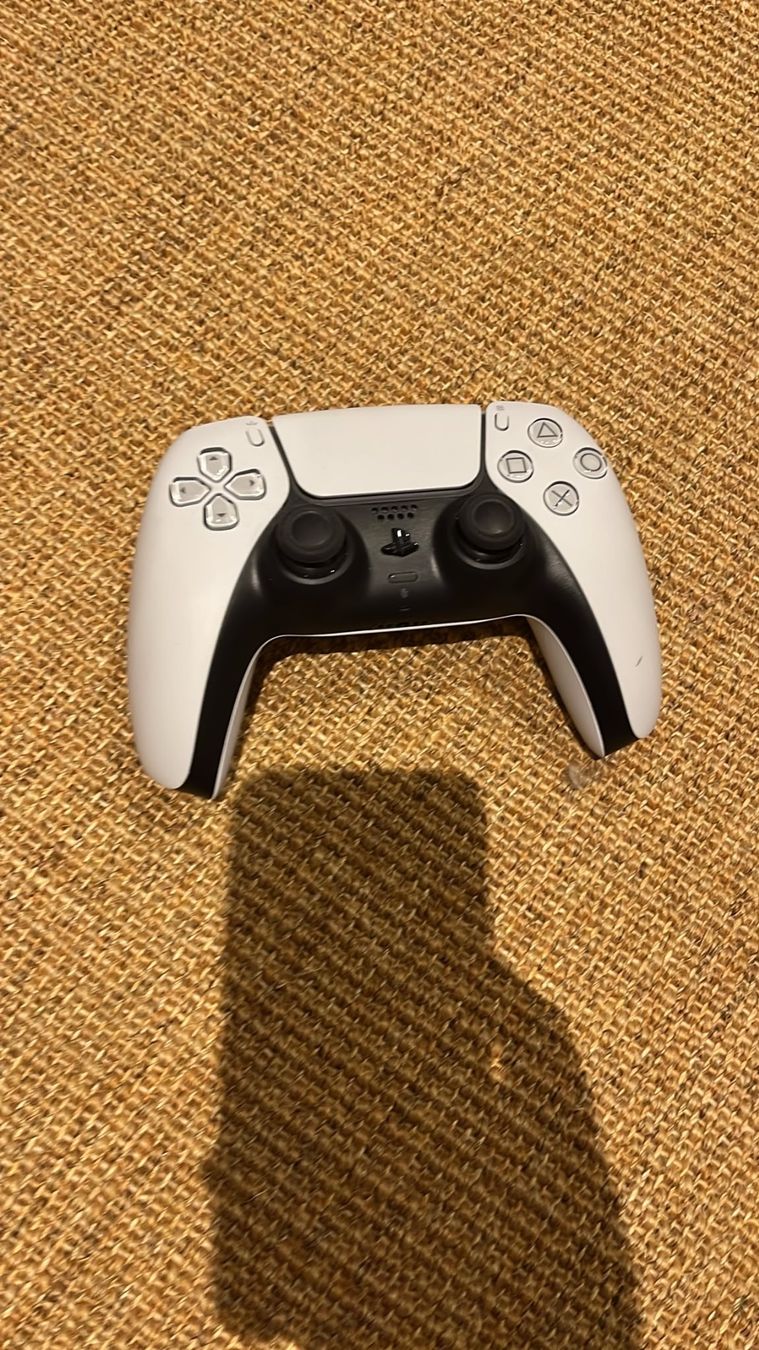 Sony Consoles: PlayStation 5 Konsole mit 2x Controller & Netzteil neuwertig – D'occasion à Berneck par Diewodaso 4