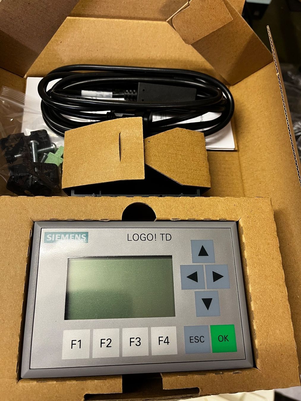 Siemens Componenti elettronici: Siemens LOGO! TD Text Display – Nuovo e nell'imballaggio originale da Biel/Bienne venduto da Daenu21