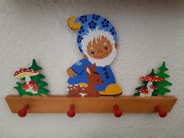 Kindergarderobe Zwergli mit Reh, aus HOLZ (Mertens-Kunst)