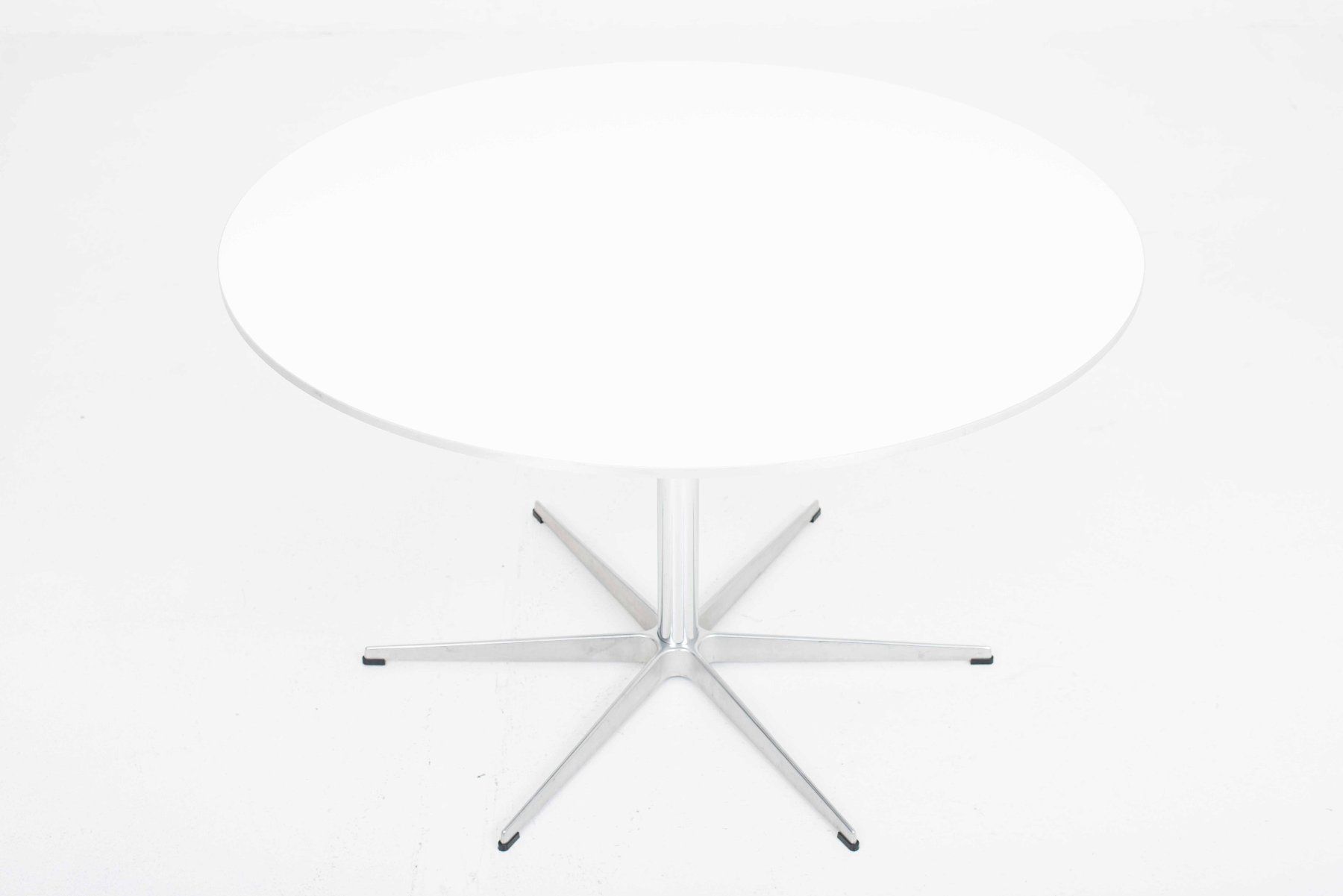Fritz Hansen Tavoli: Fritz Hansen Circular Tisch von Arne Jacobsen – Usato da Zürich venduto da STUZH38 2