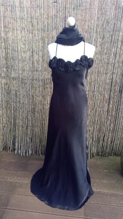 Longue robe noire + Foulard satiné & fleurs, taille M