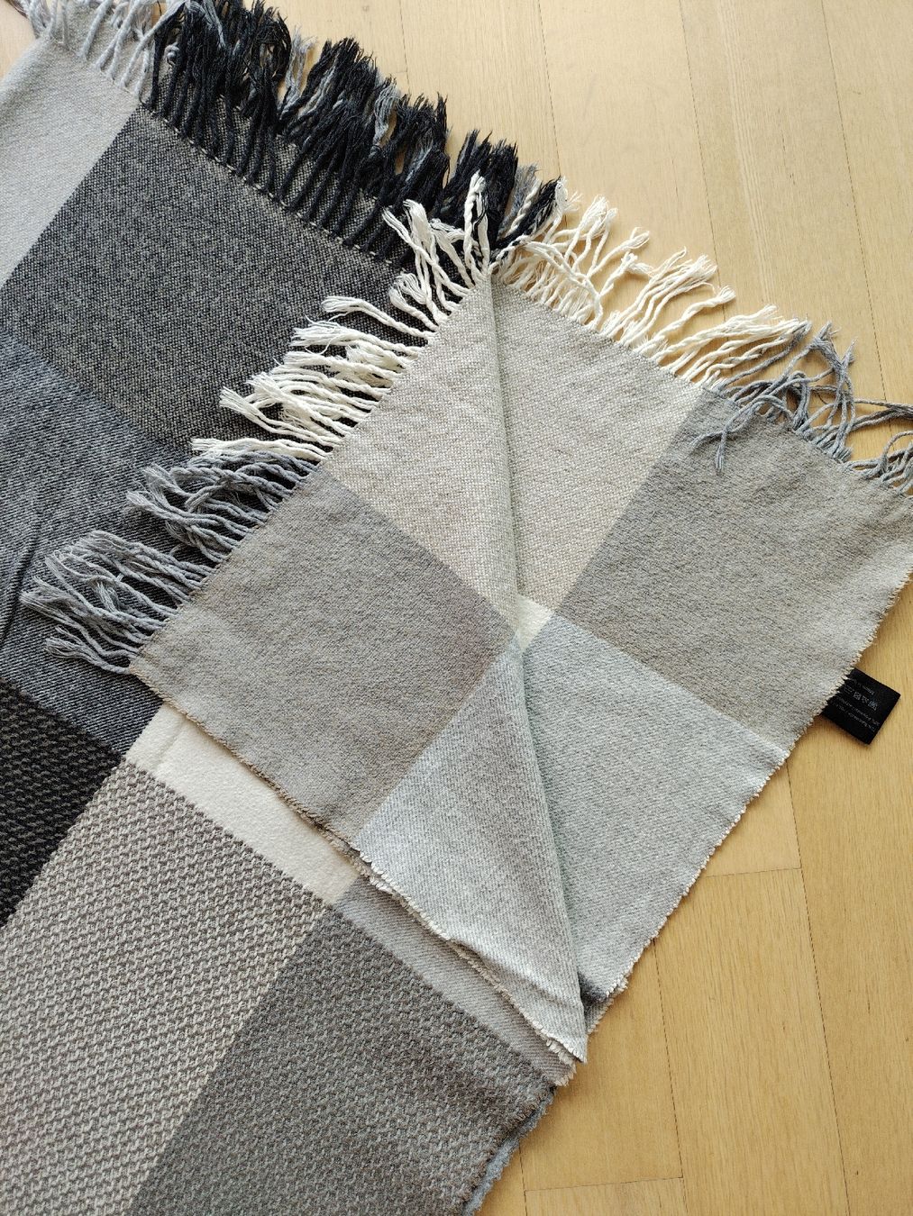 Decken: Sofa Decke Karo Grau/Beige – Gebraucht aus Buchrain von QueenyHE51 1