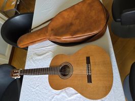 guitare cuenca avec etui en cuir