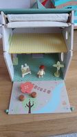 Wunderschönes Holz-Puppenhaus von Classic World zu verkaufen