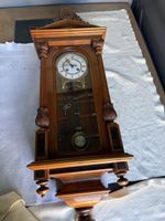 Wanduhr Holz mit Pendel und Aufziehschlüssel antik Zustand