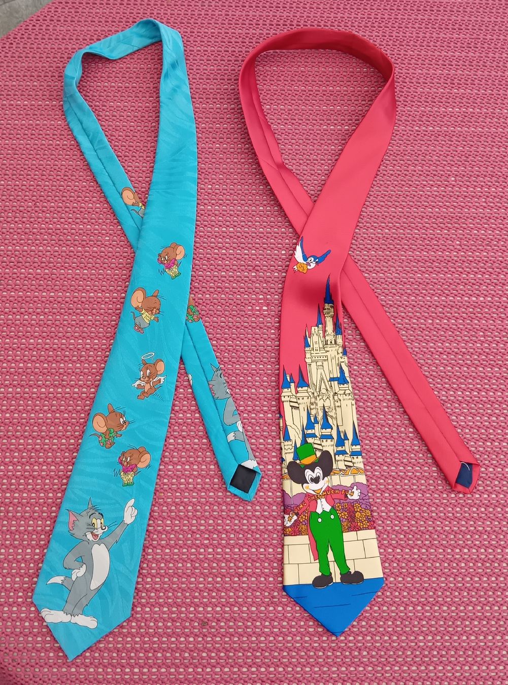 Disney Cravatte: Zwei Krawatten: Tom & Jerry Disney Schloss – Usato da Möriken AG venduto da S.E.J.J. 1