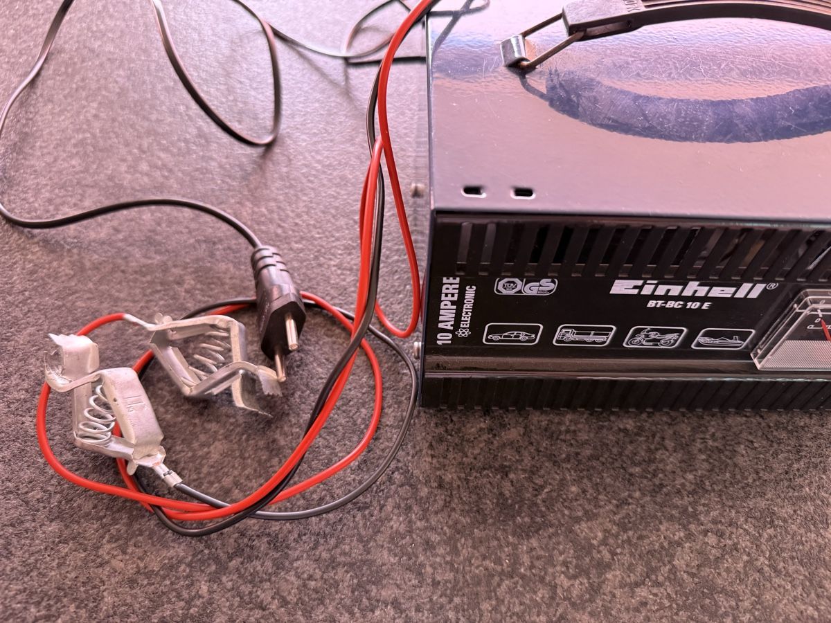 Einhell Batterieladegeräte: Einhell BT-BC 10 E Ladegerät – Gebraucht aus Appenzell von Rebro 2