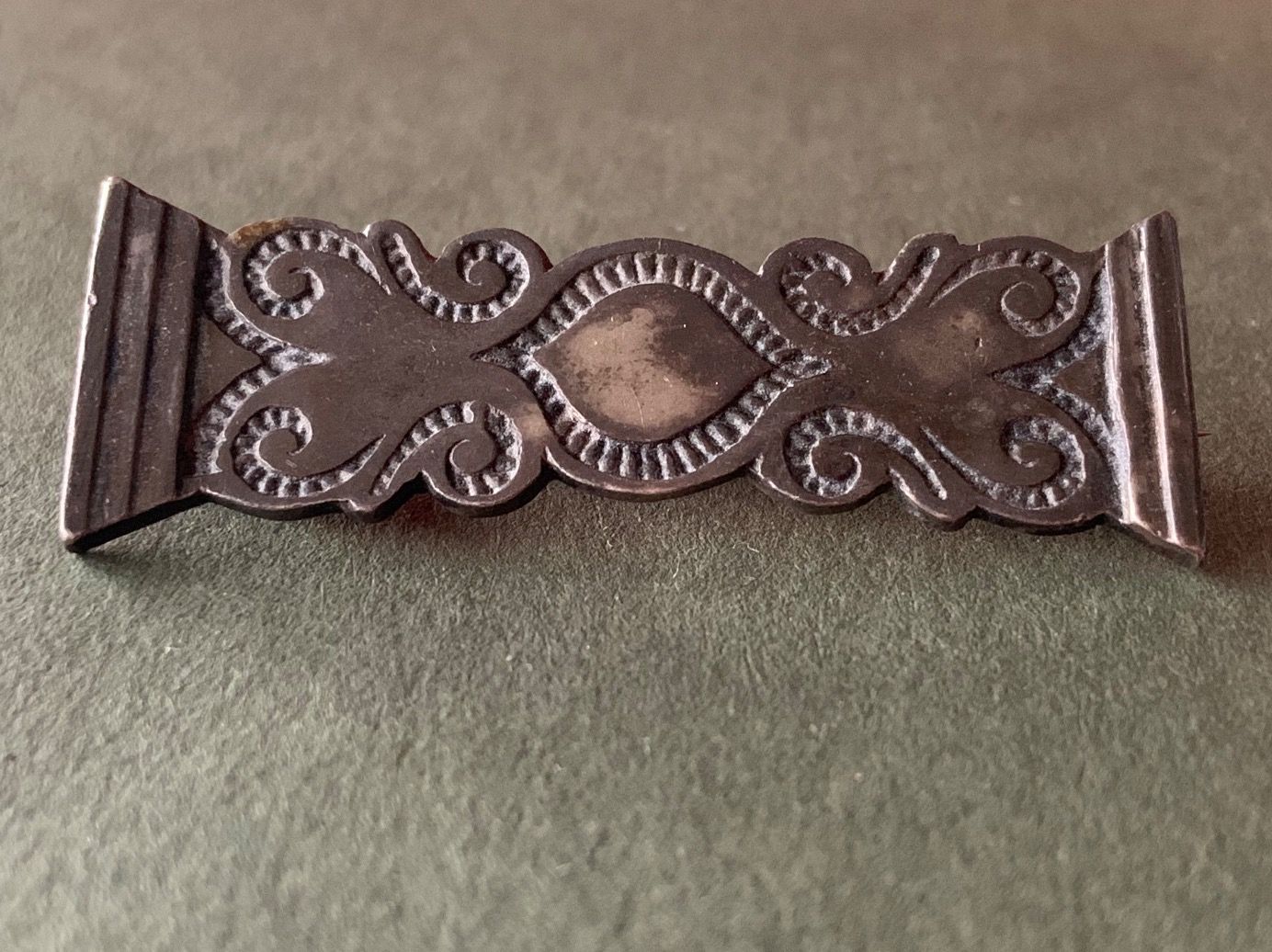 Spille & Fermagli: Brosche Säule /Ornament – Usato da Laufen venduto da Bellebellezza