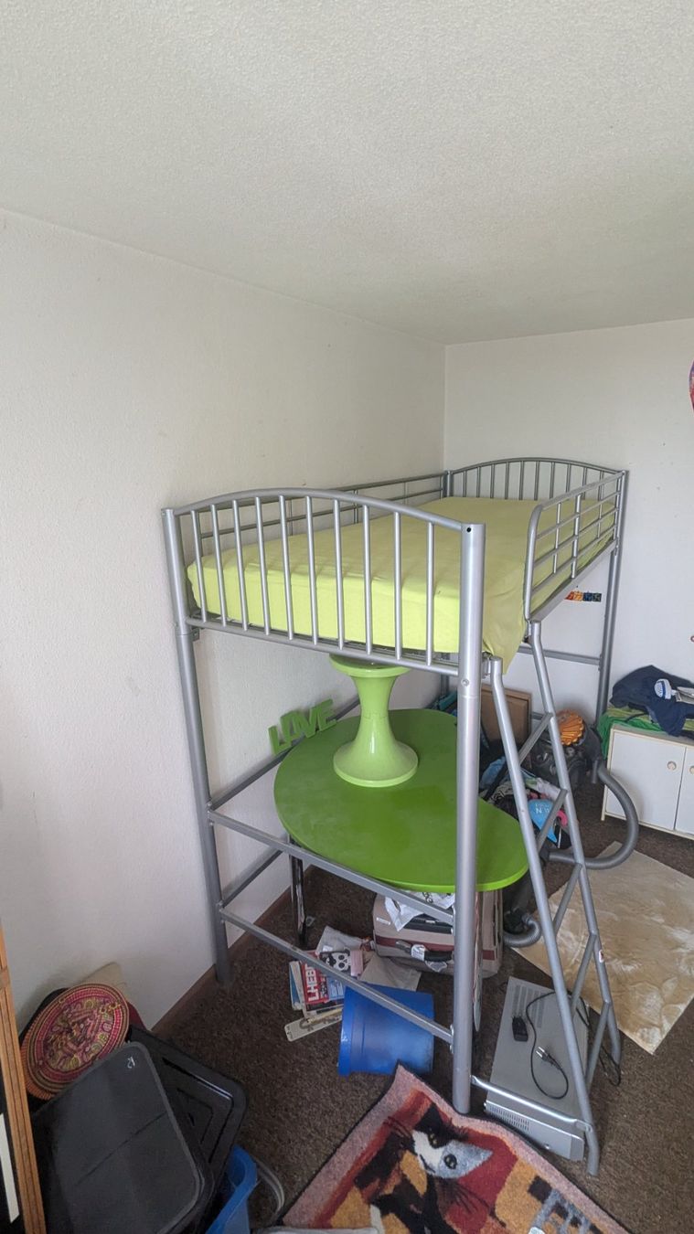 Letti: Lit à étage avec table et tabouret – Usato da Peseux venduto da Patrice-01 1