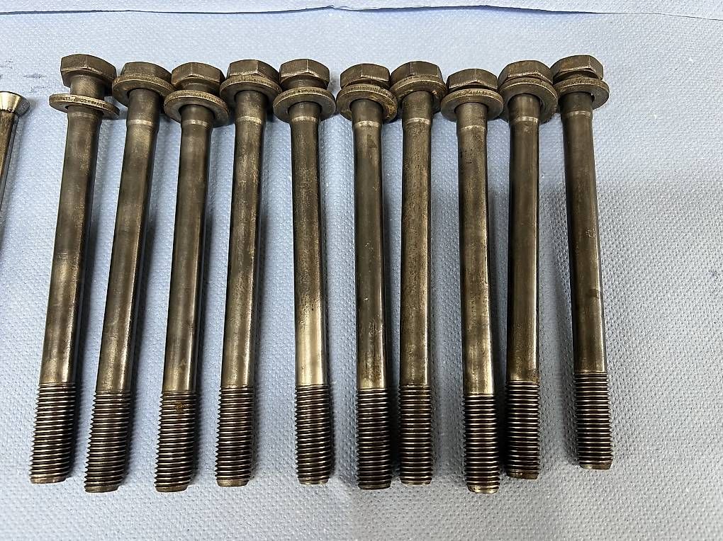 Peugeot Toutes les pièces auto: Peugeot 504 Oldtimer Motorenteile – D'occasion à Gontenschwil par lot_qxr9 2