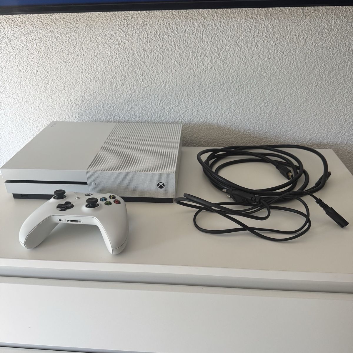 Microsoft Consoles: Xbox One S Konsole weiss mit Controller und Kabeln – Neuf (Voir description) à Rümlang par vla_9g7d 4