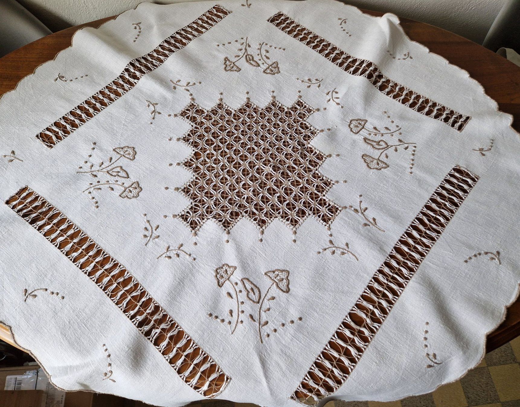 Altra biancheria da tavola: Kleine Tischdecke , Handarbeit – Nuovo (secondo la descrizione) da Bern venduto da Antikbatik