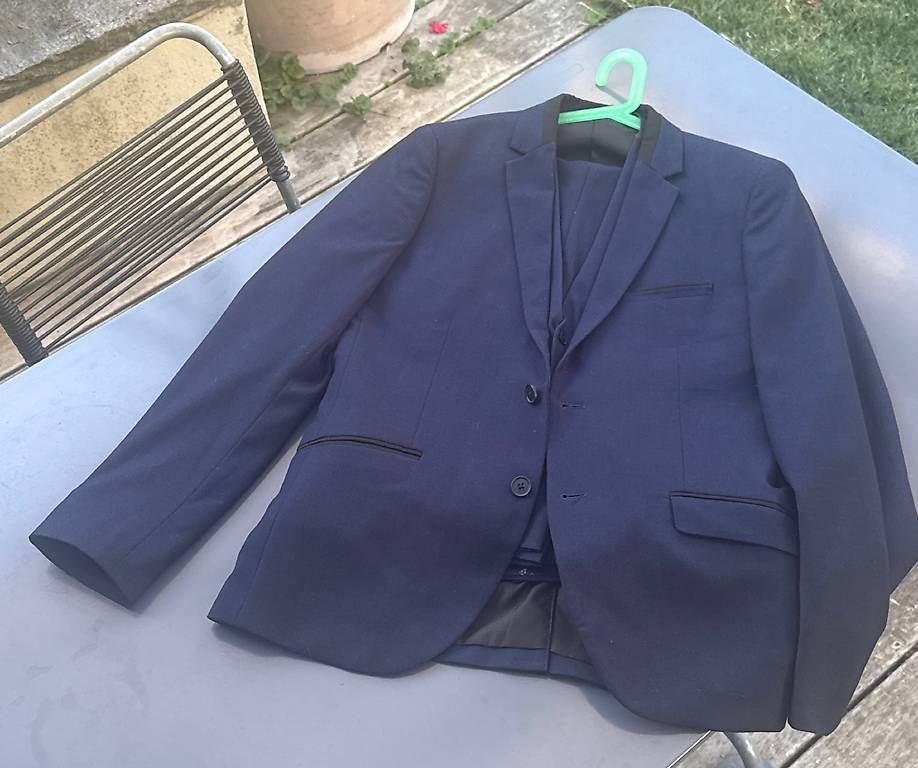 Costumes: Anzug dunkelblau mit Gilet – D'occasion à Binningen par Bebbi28