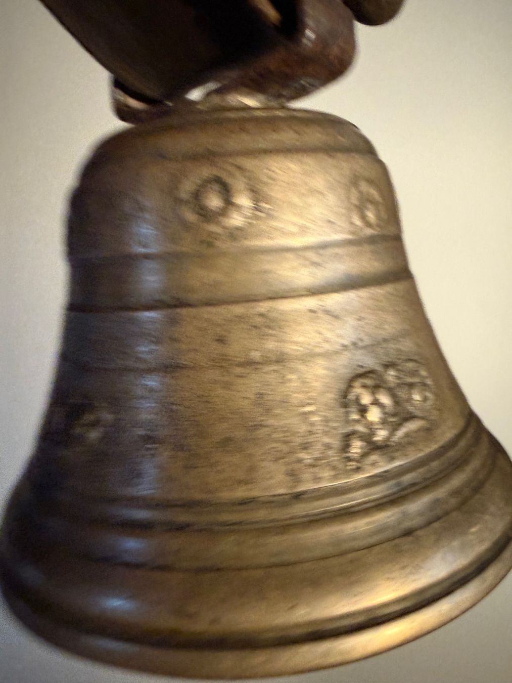 Glocken & Treicheln: Glocke: Antikes Schmuckstück mit 12 cm Durchmesser – Gebraucht aus Sils im Domleschg von schulti74 3