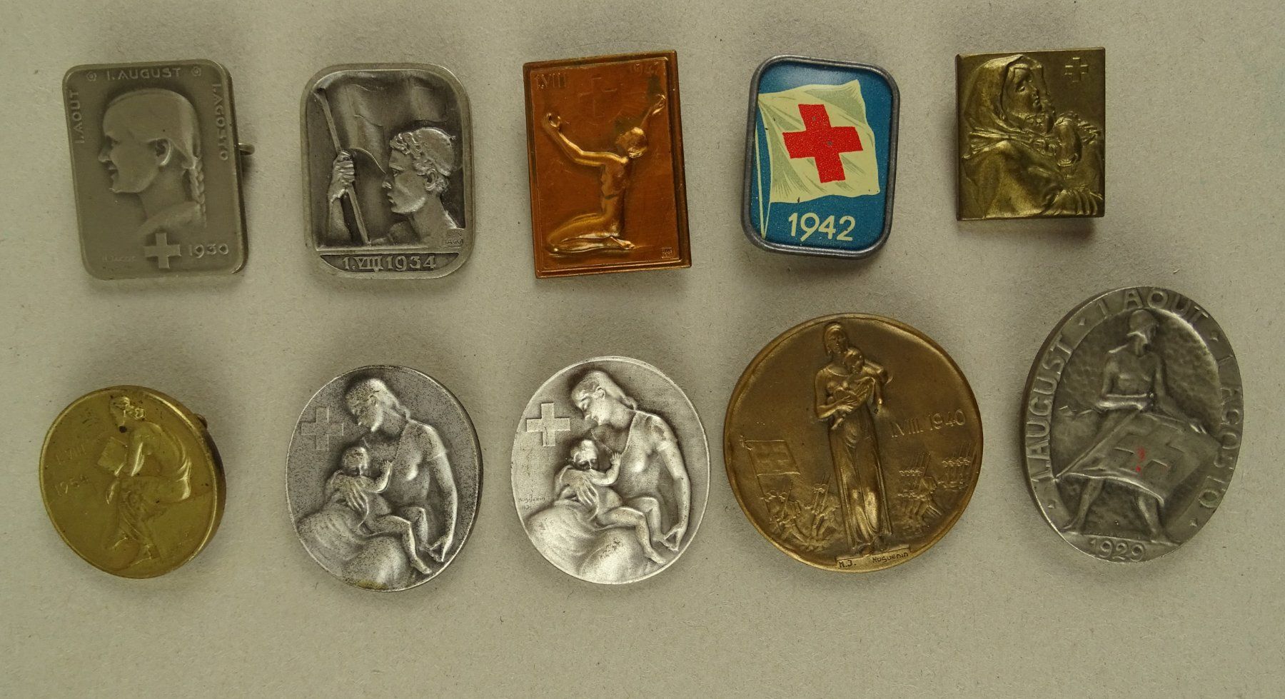 Placchette & Badge: 10 ALTE 1. AUGUST ABZEICHEN – Usato da Grüningen venduto da Kartensammler