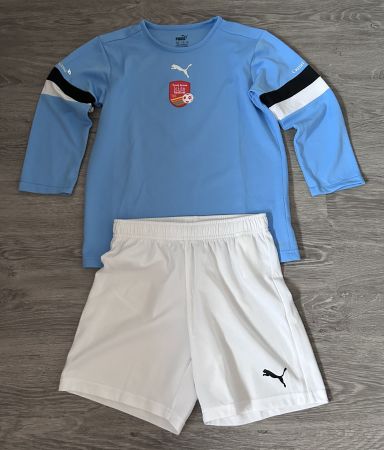 Torwarttrikot mit weissen Hosen