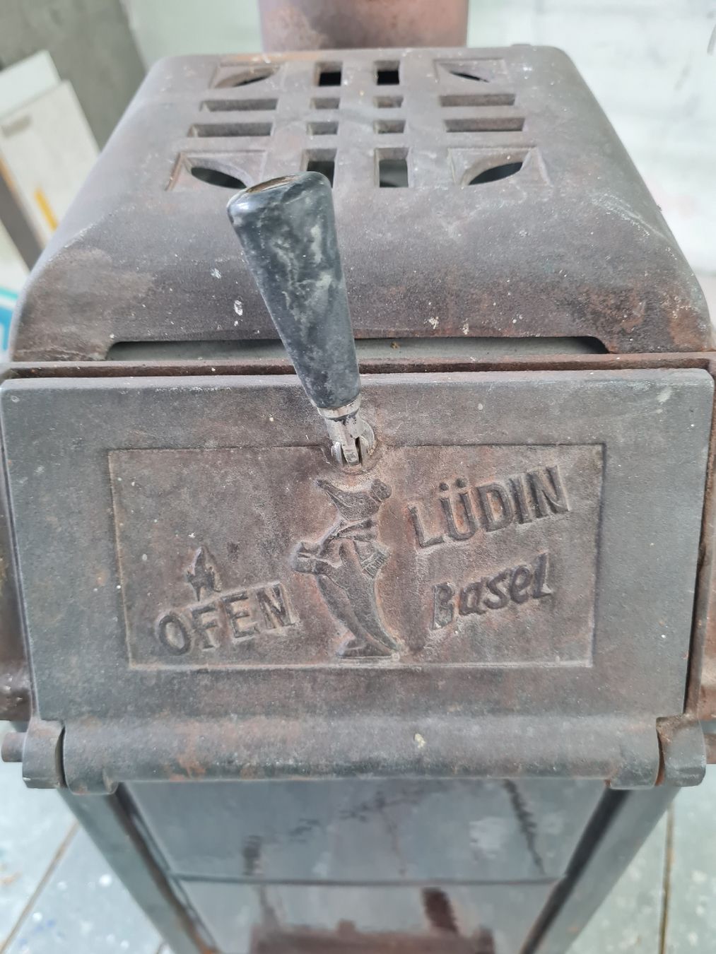 Altri mobili d'antiquariato: Antiker Ofen mit Rohr – Usato da Kleinandelfingen venduto da reg_yg6p 4