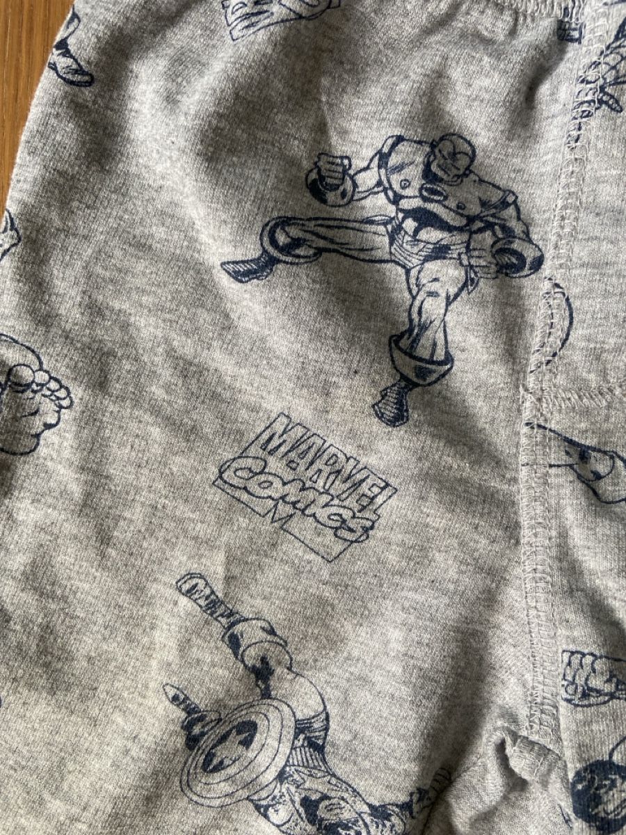 Disney Pantaloni: Shorts Marvel Comics Kinder Grösse 110 grau – Usato da Zürich venduto da ManonsVintage 1