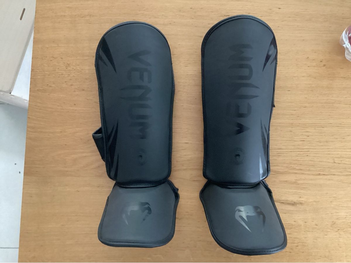 Venum Schutz & Schoner: Boxhandschuhe und Knieschoner  – Gebraucht aus Unterlunkhofen von Beko80 2
