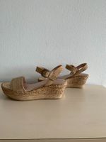STUART WEITZMAN: Neue helle Wedge-Sandale, Kroko-Prägung, 37