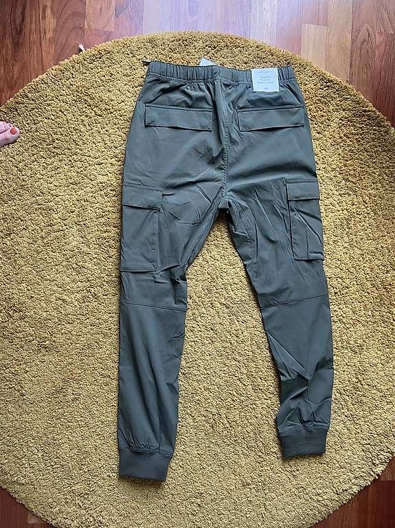 Pantaloni: Hose Pantaloni in materiale tech H&M tg S – Usato da Sonvico venduto da Pettangolo