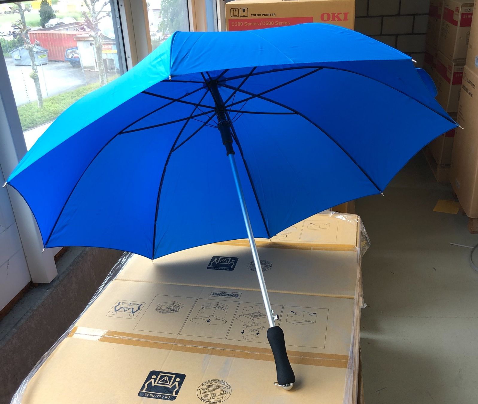 Ombrelli: Regenschirme blau Preis pro Stück  2.00 CHF – Nuovo e nell'imballaggio originale da Rotkreuz venduto da eichmatt53