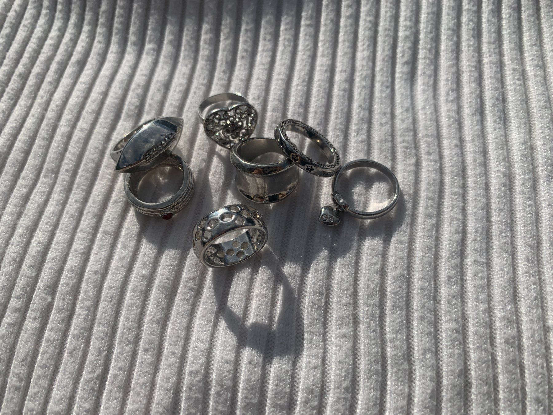 Anelli: Set aus silberfarbenen Ringen – Usato da Chalais venduto da Decoarts.art 1