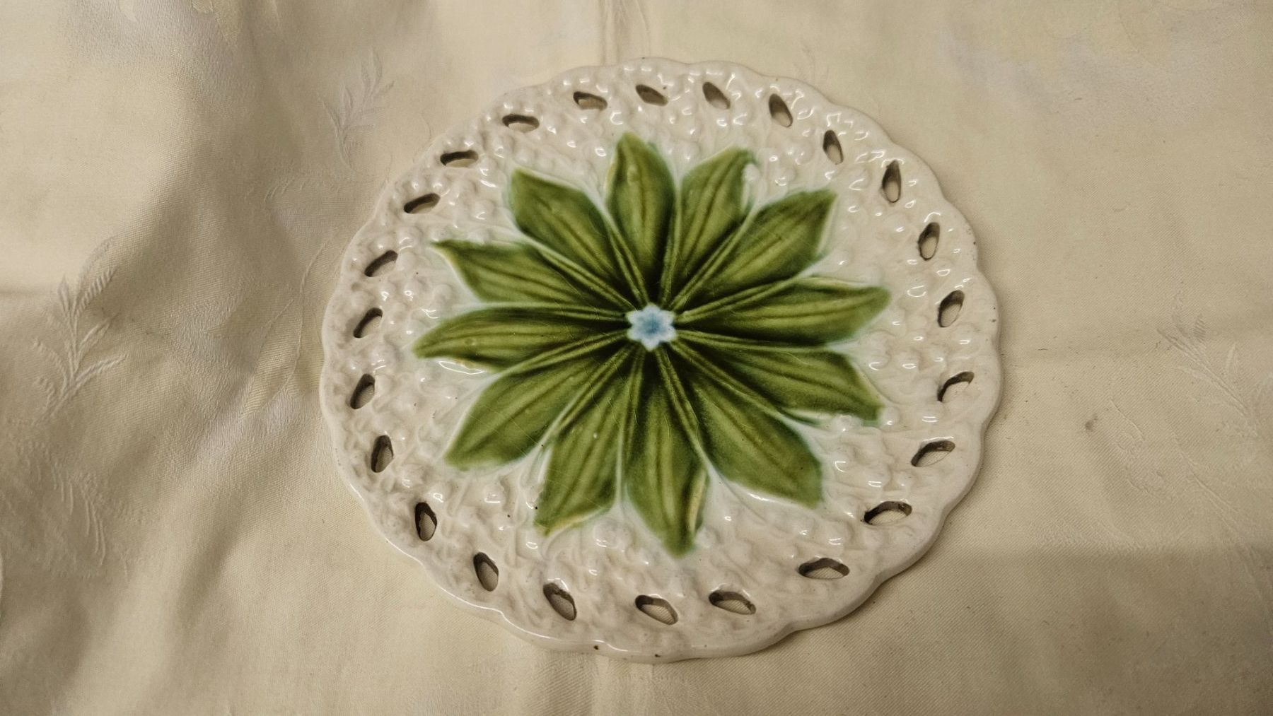 Piatti: Vecchio piatto in ceramica bucherellato con fiore – Usato da Melano venduto da H-Sara