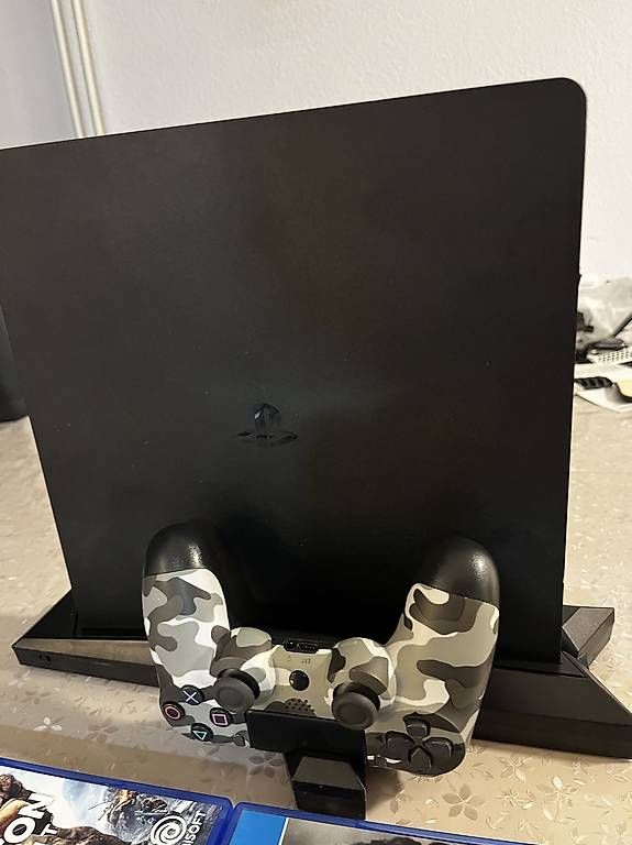 Consoles: PLAYSTATION 4  – D'occasion à Hilterfingen par mus_85w9 1