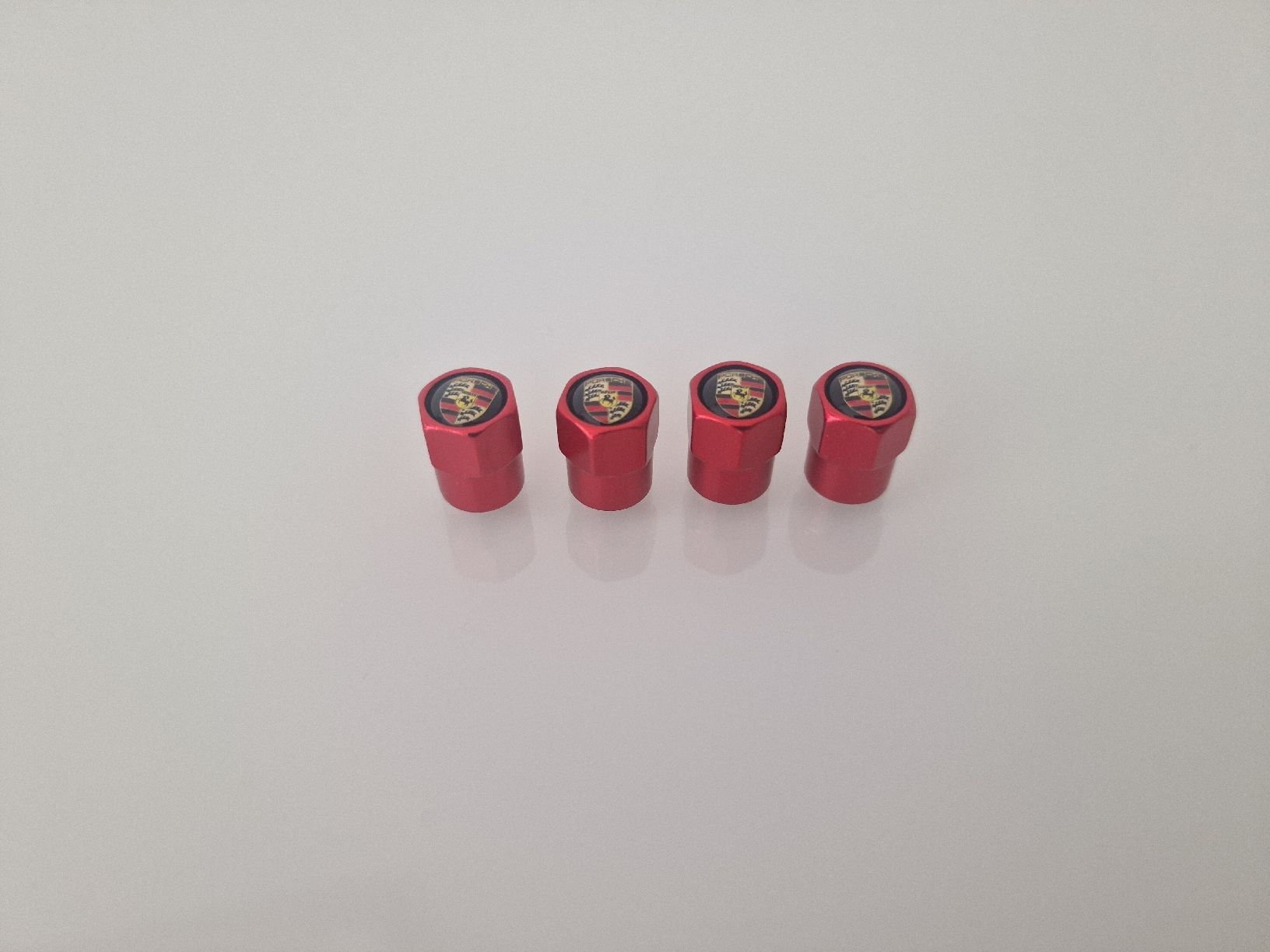 Porsche Alle Autoersatzteile: Ventilkappen ( Porsche Logo ) rot – Neu und originalverpackt aus Sissach von  1