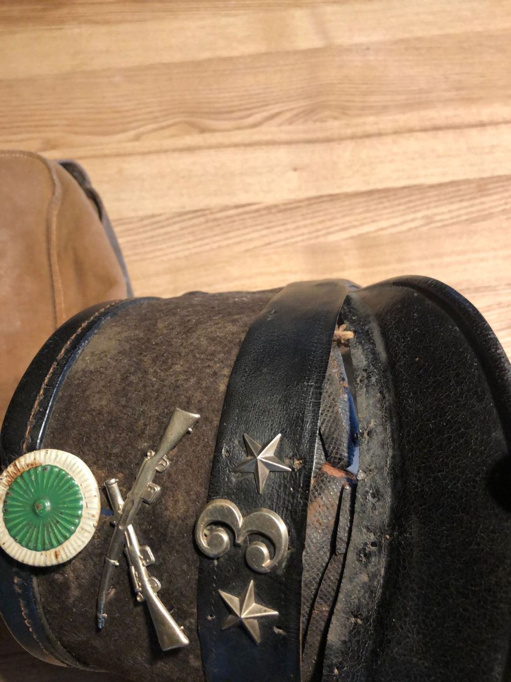 Abiti antichi: Antiker Helm +Leder/Stofftasche – Usato da Röschenz venduto da Tashroal 6