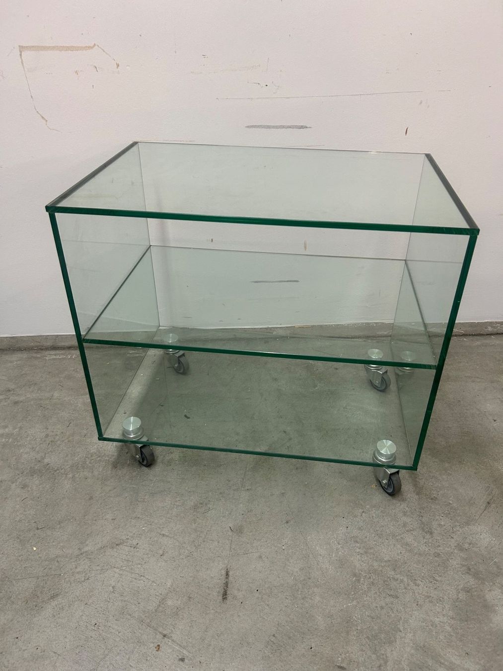 Mobili TV: TV-Möbel aus Glas mit einem Tablar auf Rollen – Usato da Zürich venduto da Levelart