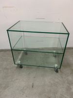 TV-Möbel aus Glas mit einem Tablar auf Rollen