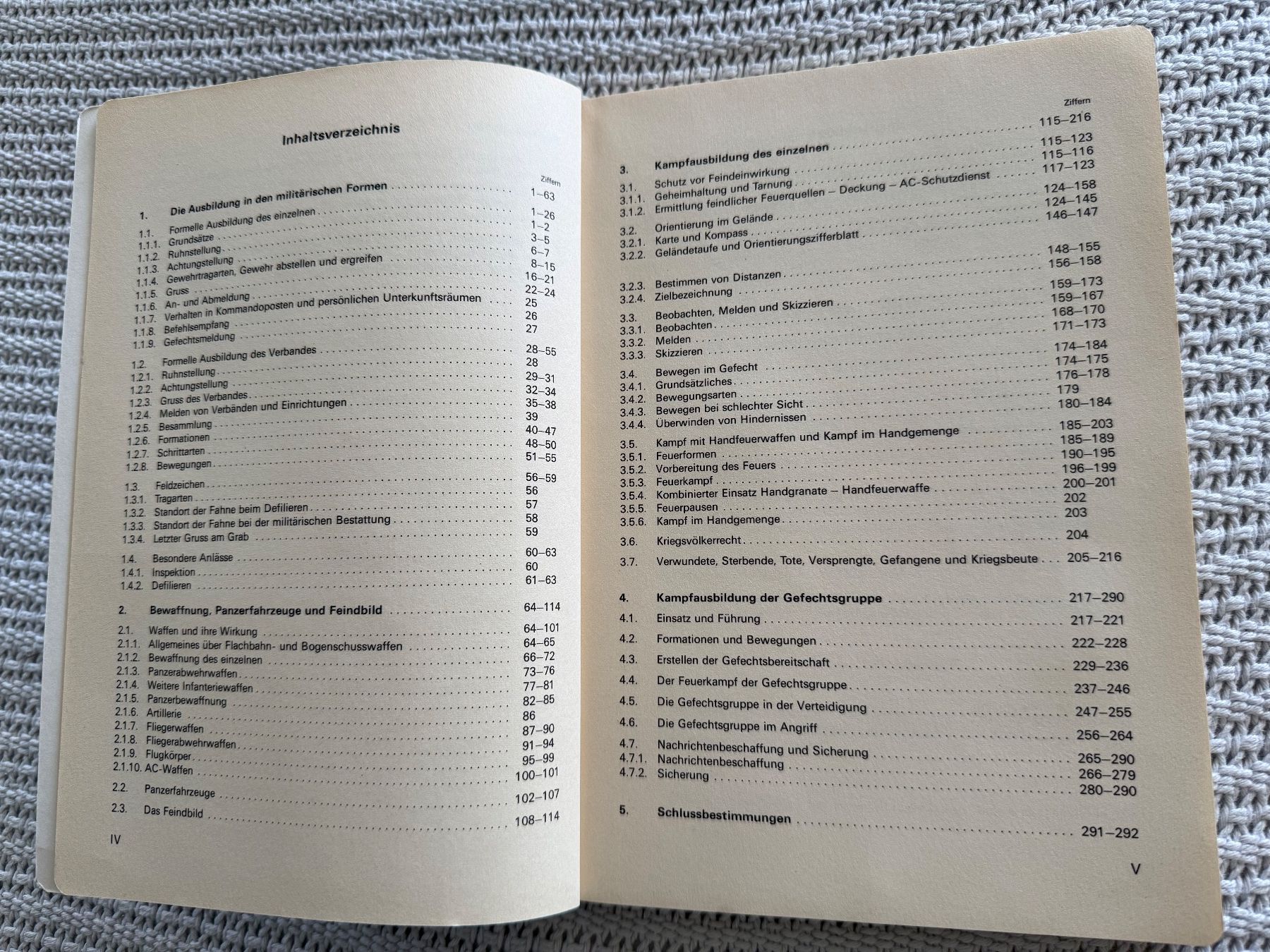 Bücher: Reglement Grundschulung - Schweizer Armee – Gebraucht aus Brütten von Hst1 1