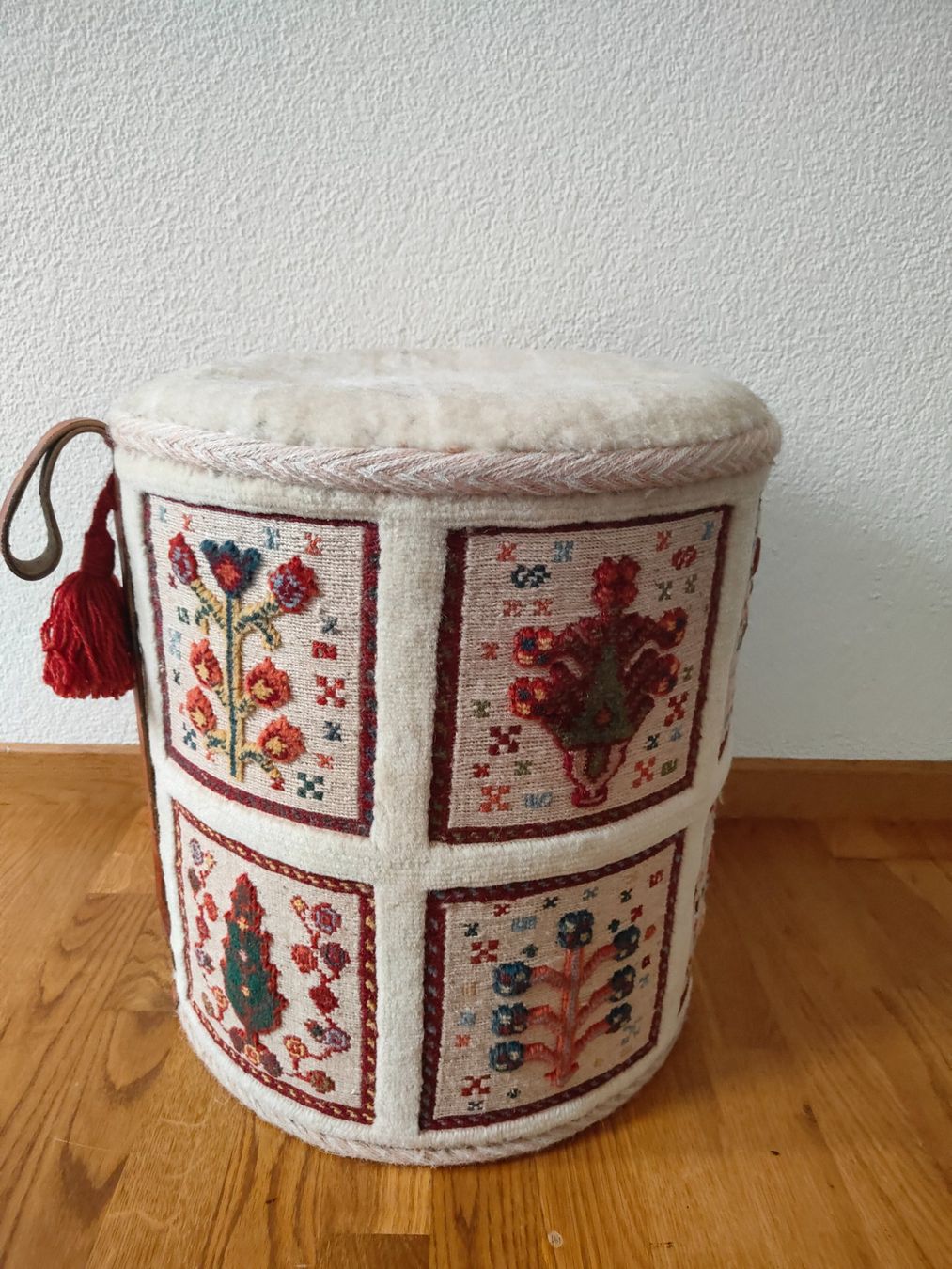 Hocker: Vintage Hocker / Sitzhocker mit Teppichmuster, Top Zustand! – Gebraucht aus Olten von Mezopotamya 3