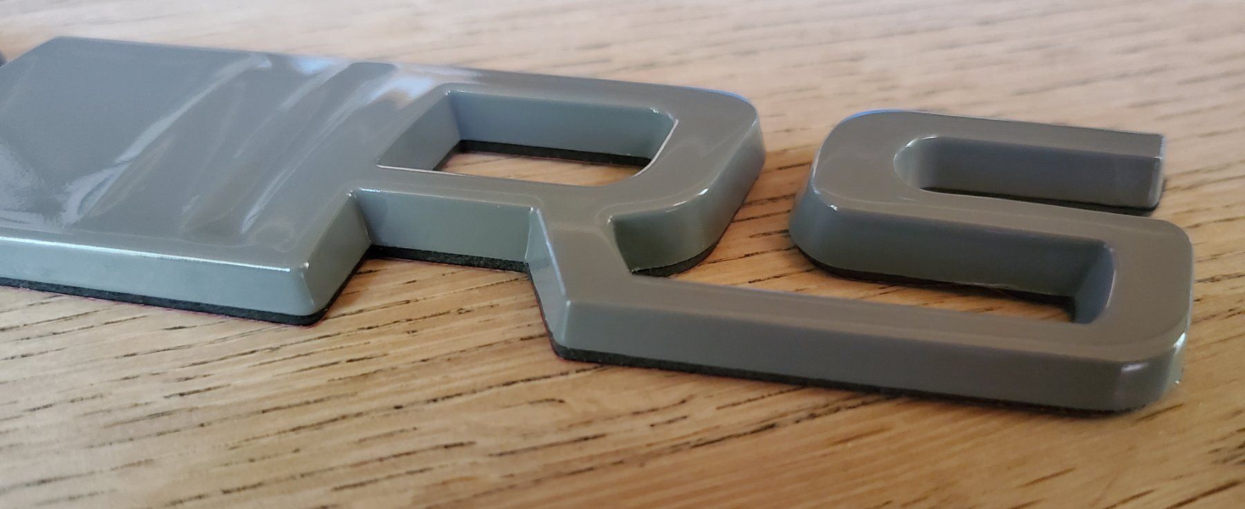 Skoda Alle Autoersatzteile: Skoda V-RS Emblem Steel Grey – Neu und originalverpackt aus Reichenbach im Kandertal von Elhomajo 1