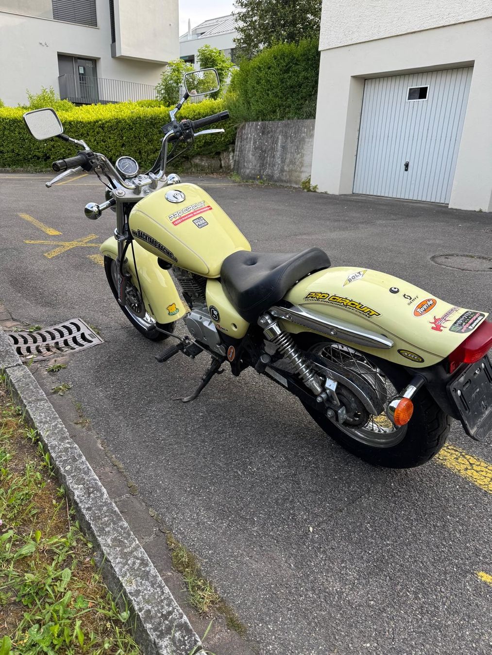 Suzuki Cruisers: Suzuki Chopper 125cc Gelb  – Défectueux à Stallikon par reneesolange 2