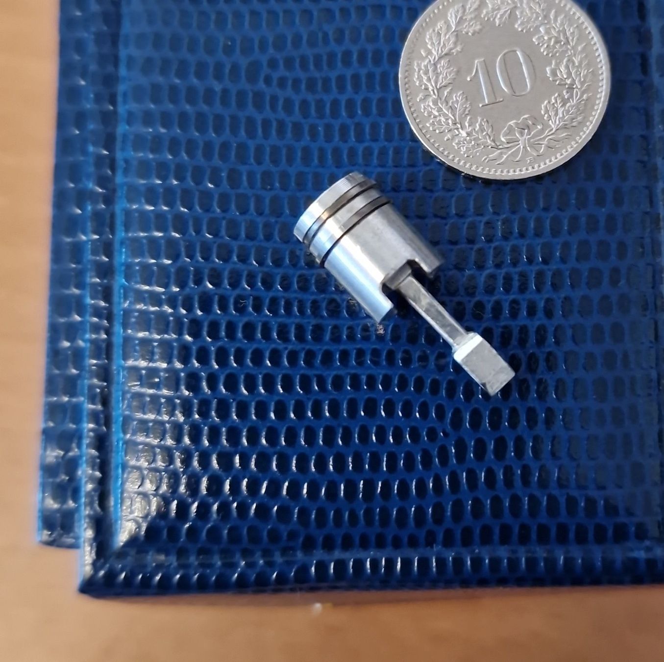 Anhänger: Miniatur Kolben mit Pleuelstange – Neu (gemäss Beschreibung) aus Bassersdorf von insieme67