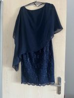 Kleid für jeden festlichen Anlass dazu Clutch