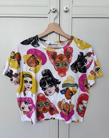 T-Shirt mit coolem Girls Print, neuwertig!