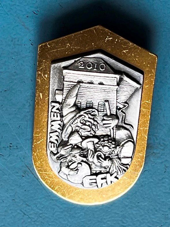 Plaketten & Abzeichen: Fasnachtsplakette Emmen Gold 2010 – Gebraucht aus Obernau von Wgnom