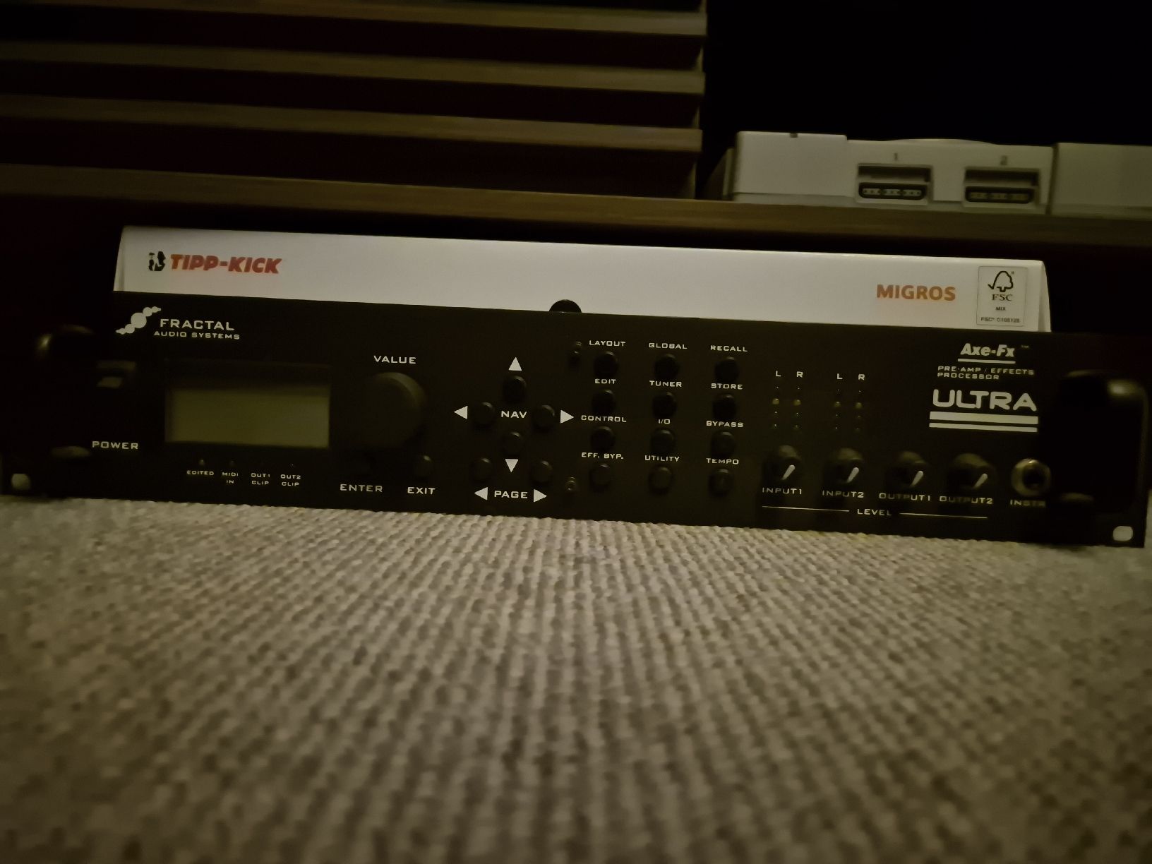 Fractal Audio Strumenti musicali: Fractal Audio Axe-FX Ultra + MFC-101 MIDI Foot Controller – Usato da Yverdon-les-Bains venduto da Dormondm