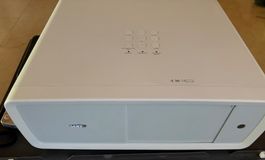 SANYO Projektor mit Fernbedienung und Kabeln
