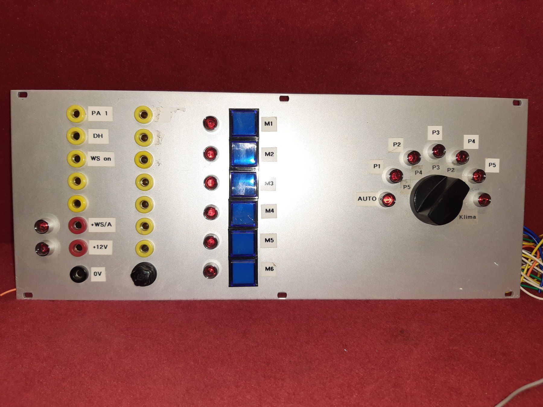 Interruttori: Frontpanel, Abdeckplatte von einem Gerät, Schalter LED's etc – Usato da Lohn-Ammannsegg venduto da Molch7