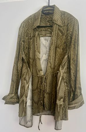 Olivfarbene Schlangenmuster Bluse von Massimo Dutti, Gr. 38