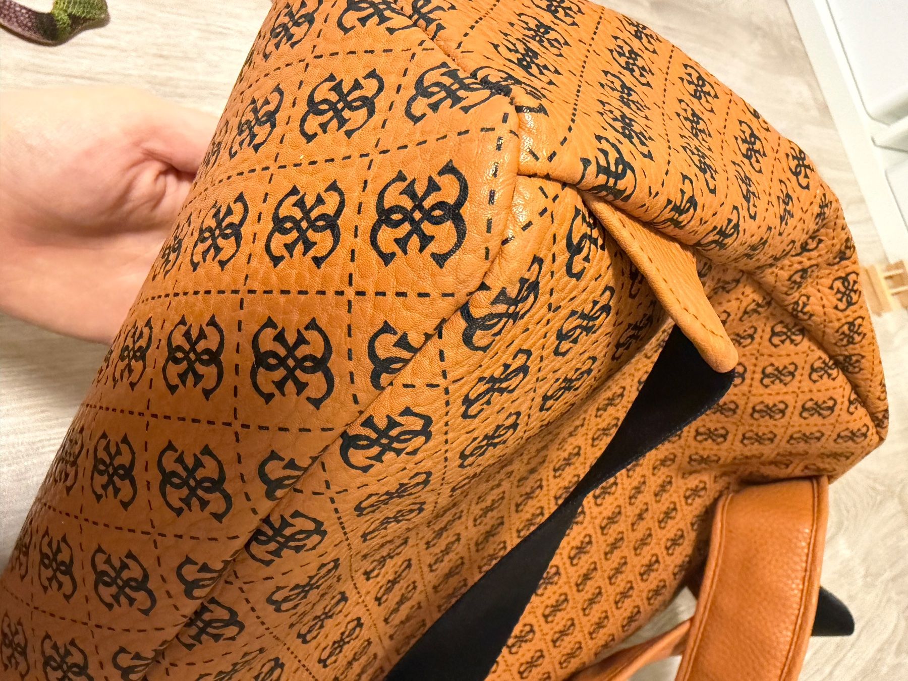 Guess Sacs à dos: Grosser Guess Rucksack – D'occasion à Therwil par ale_7fqs 7
