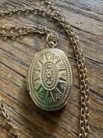 Goldene Kette mit Amulett