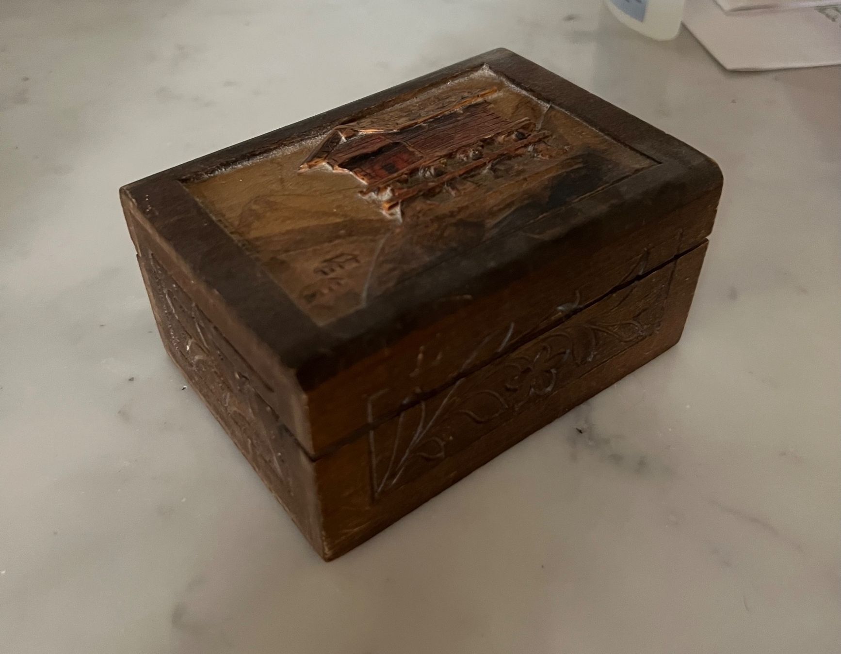 Pots: Boite en bois avec gravure – D'occasion à Neuchâtel par kat_n6gp 1