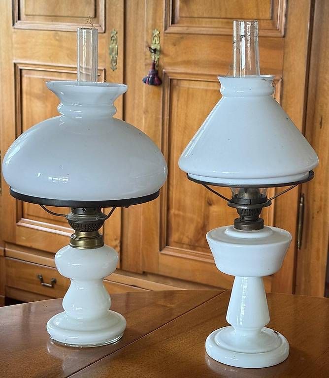 Lampade: 2 lampes à pétrole en opaline blanche – Usato da Lausanne venduto da Petko