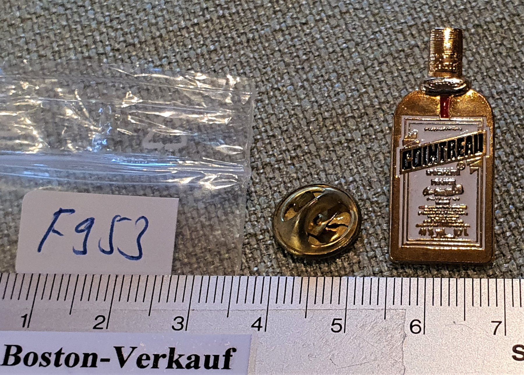 Placchette & Badge: F953 - Pin 0.7 L Flasche Cointreau – Usato da Reinach BL venduto da Boston-Verkauf 1